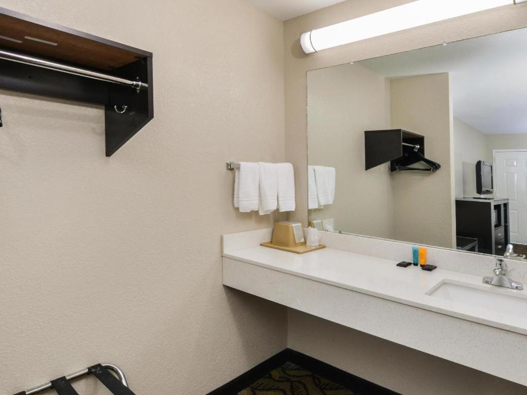 Americas Best Value Inn Pasadena Esterno foto